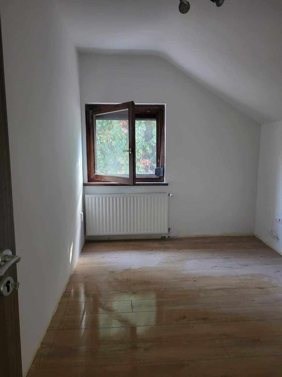 Tetőtéri szoba fehér falai a festés után